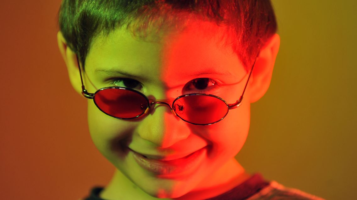 Nils leidet seit seiner Geburt unter der sehr seltenen Erbkrankheit Achromatopsie. Er muss eine getönte Spezialbrille tragen und kennt Farben nur vom Hörensagen.