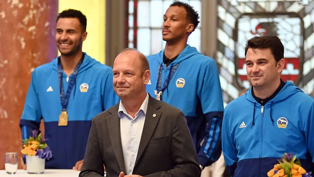 Alba-Geschaeftsfuehrer-Marco-Baldi-l-und-Albas-Cheftrainer-Israel-Gonzales-r-stehen-nebeneinander