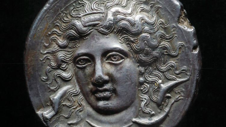 Dieses Kunstobjekt hängt zwar weit weg in Melbourne, das historische Vorbild jedoch, die antike Tetradrachme aus reinem Silber, hat schon ganz andere politische Themen kommen und gehen gesehen.