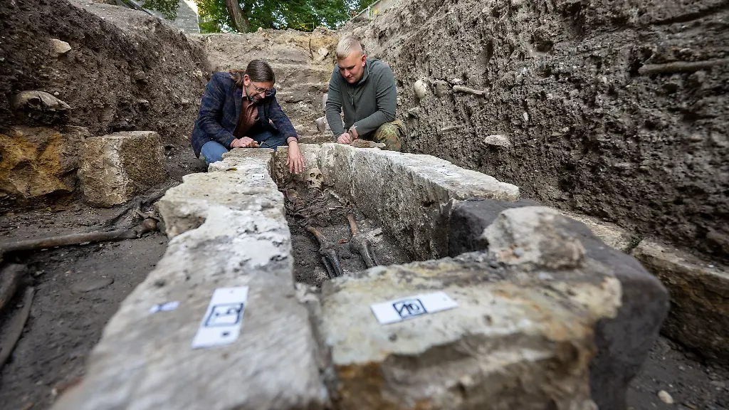 Rode-l-vom-Landesamt-fuer-Denkmalpflege-und-Kraemer-Grabungsmitarbeiter-arbeiten-am-Dom