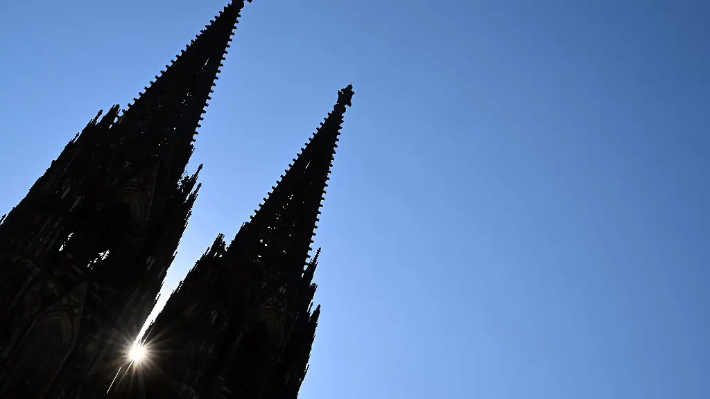 Blau-strahlt-der-Himmel-ueber-dem-Dom