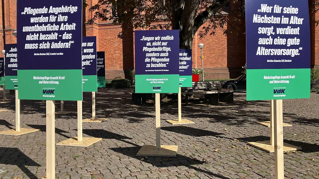 In-Wiesbaden-ist-mit-einer-stillen-Demonstration-auf-die-Noete-pflegender-Menschen-hingewiesen-worden