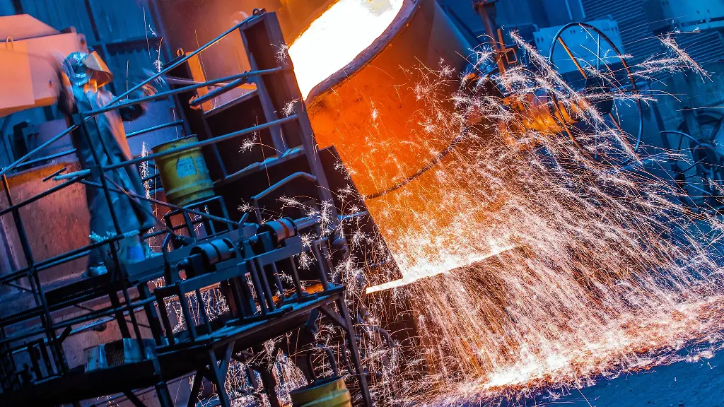 Die-Temperatur-von-fluessigem-Eisen-wird-von-Arbeitern-in-einer-Eisengiesserei-kontrolliert