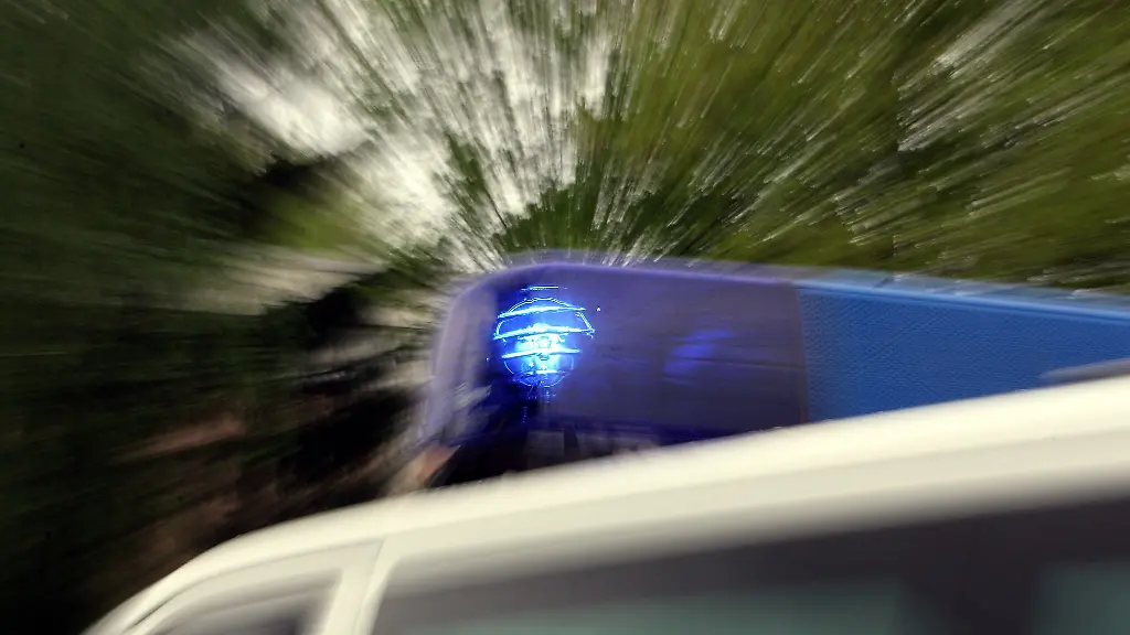 Das-Blaulicht-eines-Polizei-Einsatzfahrzeuges-leuchtet