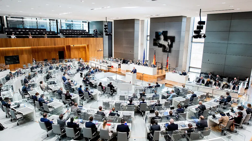 Abgeordnete-nehmen-an-einer-Sitzung-teil