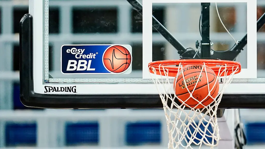 Eine-Basketball-landet-im-Netz