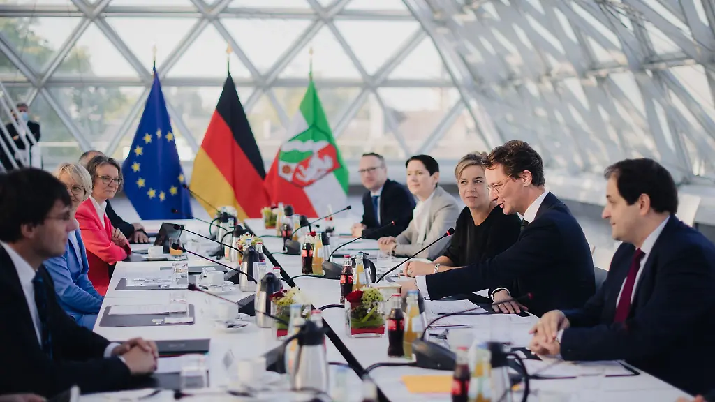 Mitglieder-der-Landesregierung-sitzen-waehrend-der-ersten-Kabinettssitzung-im-Staendehaus