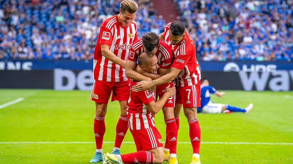 Berlins-Kevin-Behrens-l-r-Sven-Michels-Niko-Giesselmann-und-Levin-Oeztunali-jubeln-nach-einem-Tor
