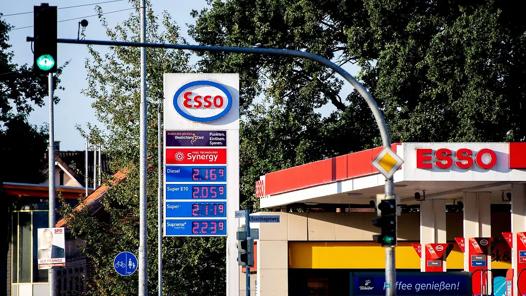 Die-Anzeigetafel-einer-Tankstelle-von-Esso-zeigt-die-Preise-fuer-Kraftstoffe