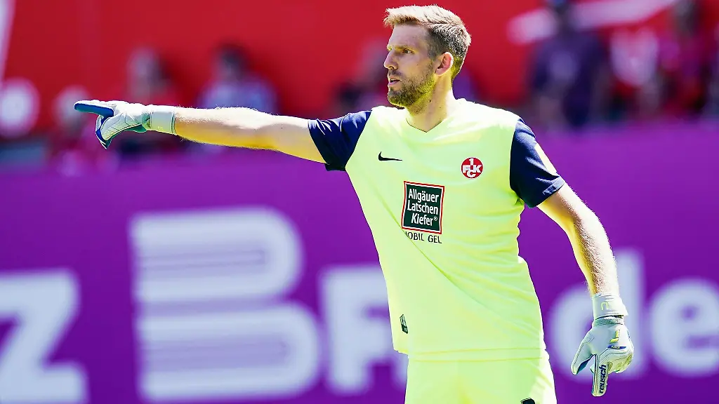 Kaiserslauterns-Torwart-Andreas-Luthe-gestikuliert