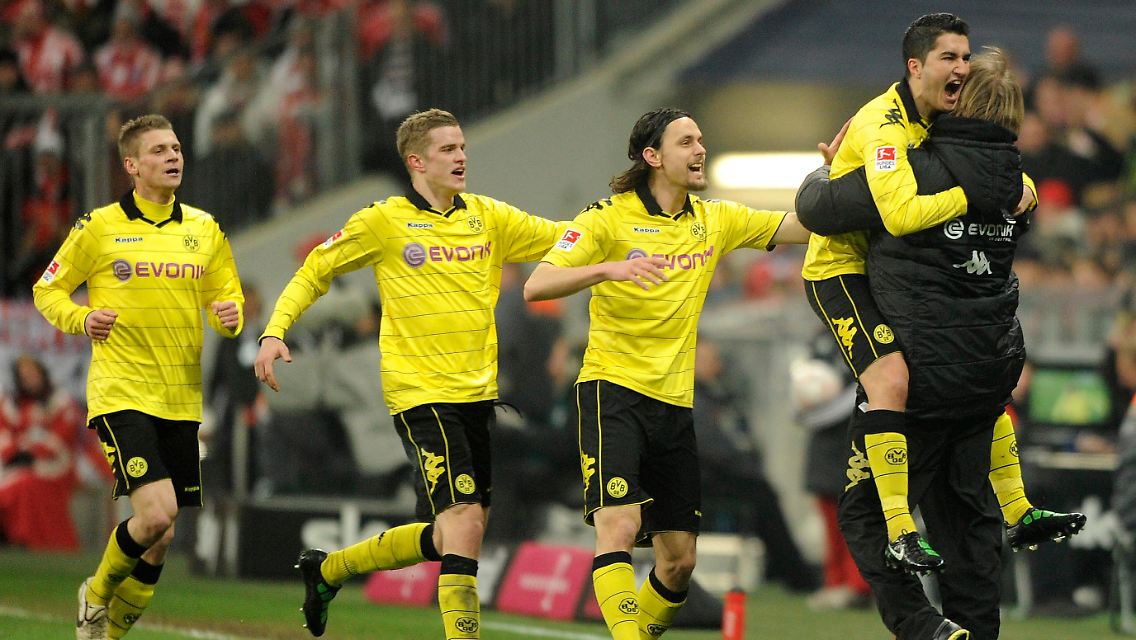 Nuri Sahin feiert sein Tor zum 2:1 auf Coach Jürgen Klopp.
