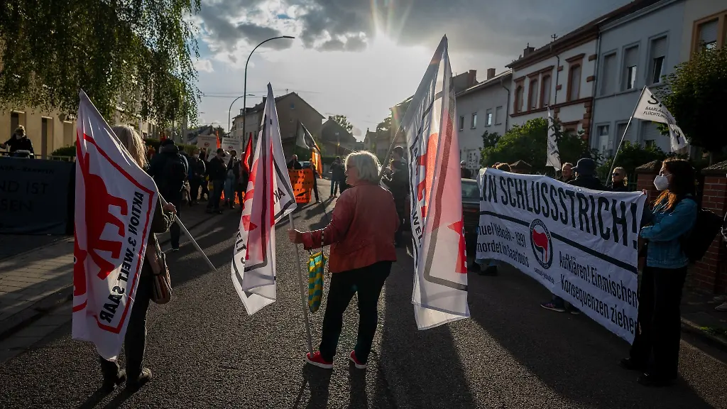 Teilnehmer-stehen-bei-der-Gedenkkundgebung-fuer-den-1991-getoeteten-Samuel-Yeboah