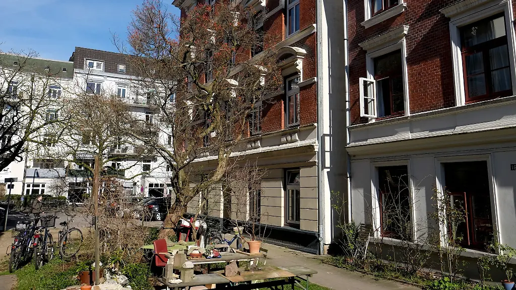 Sonne-scheint-im-Stadtteil-Eppendorf-auf-die-Fassaden-von-Mehrfamilienhaeusern