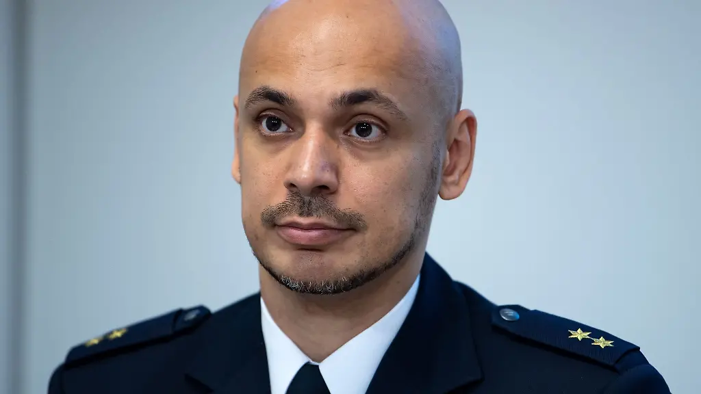 Thilo-Cablitz-waehrend-einer-Pressekonferenz-im-Polizeipraesidium