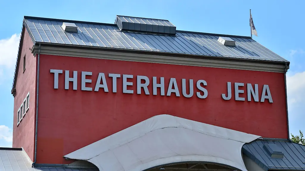 Die-Fassade-des-Theaterhauses-Jena