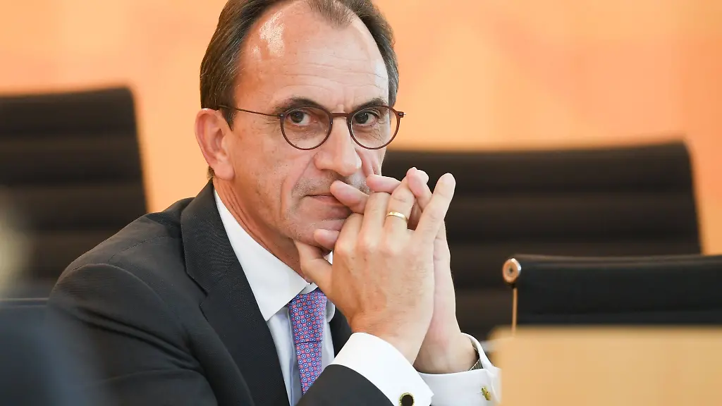 Michael-Boddenberg-CDU-Finanzminister-nimmt-an-einer-Plenarsitzung-des-Landtags-teil