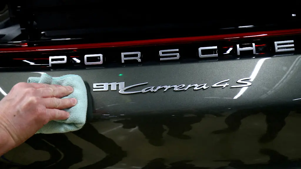 2022-09-15T111134Z-1208108646-RC2MHW9CUFV8-RTRMADP-3-VOLKSWAGEN-PORSCHE-IPO