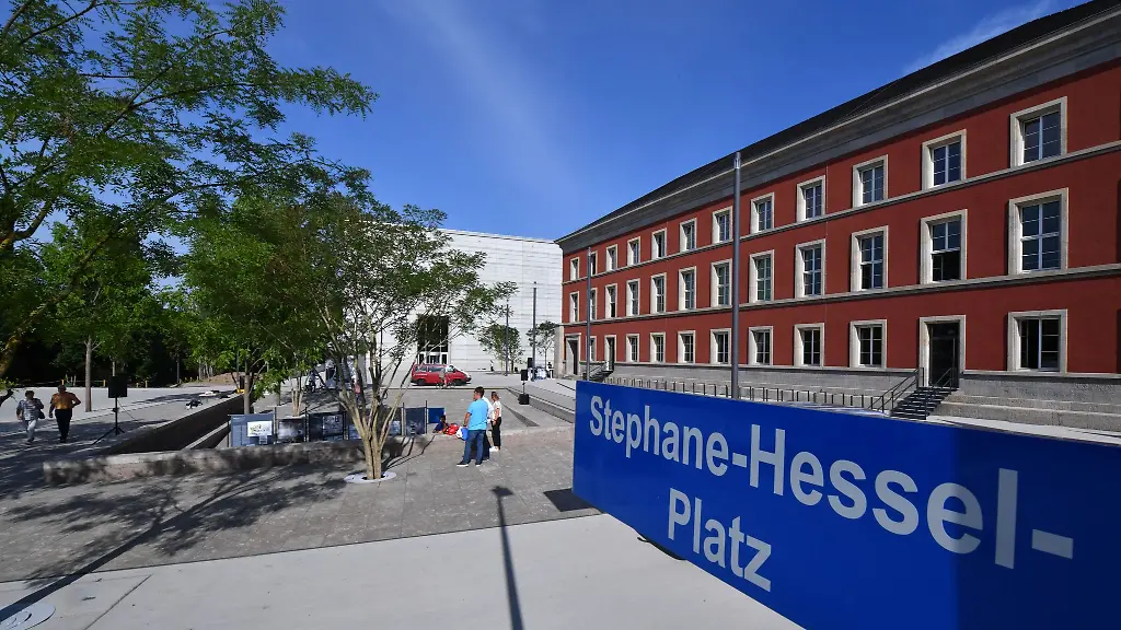 Der-Stephane-Hessel-Platz-am-neuen-Bauhaus-Museum-Weimar