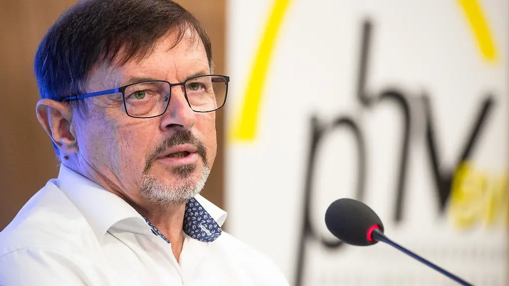 Ralf-Scholl-Vorsitzender-des-Philologenverbands-Baden-Wuerttemberg-PhV-BW-spricht