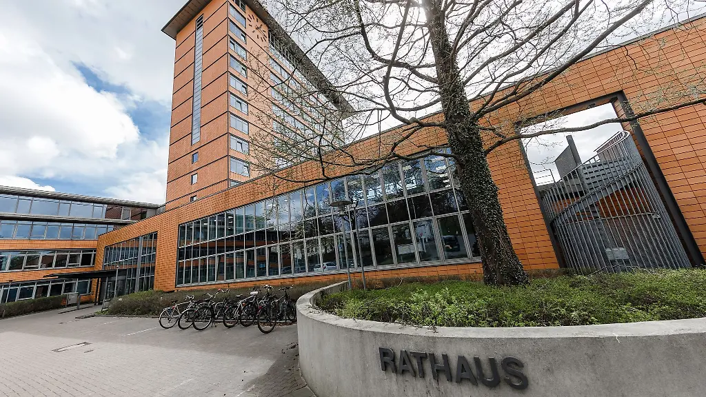 Blick-auf-das-1964-eroeffnete-Rathaus-im-Westteil-der-Stadt