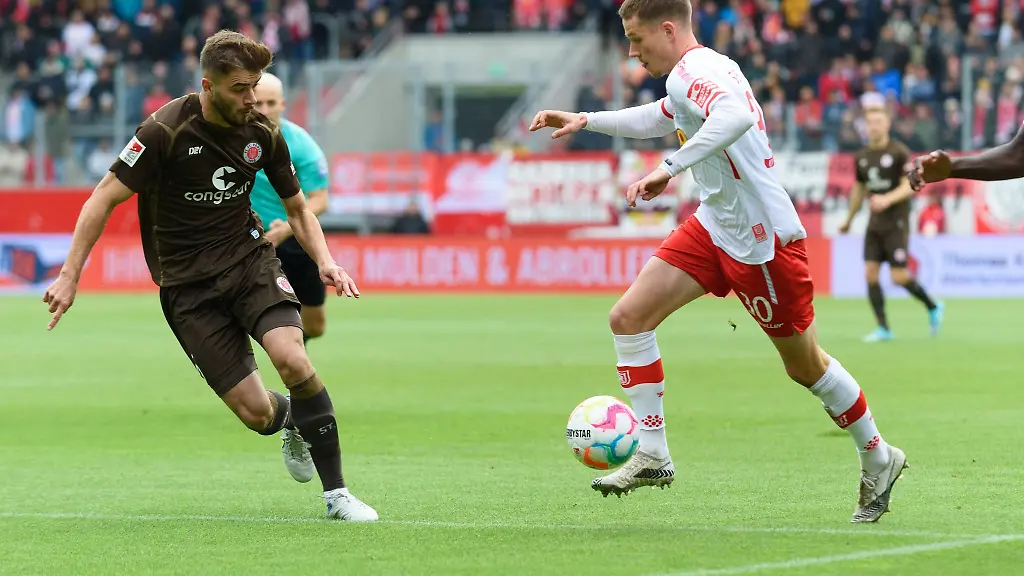 Regensburgs-Christian-Viet-mit-dem-Ball-am-Strafraum