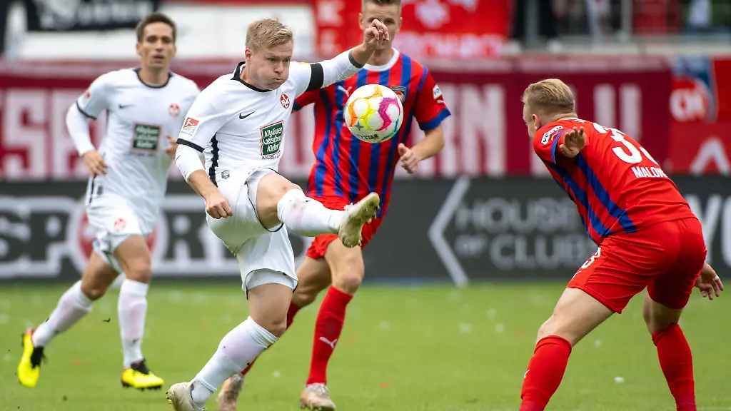 Heidenheims-Lennard-Maloney-r-und-Kaiserslauterns-Jean-Zimmer-kaempfen-um-den-Ball