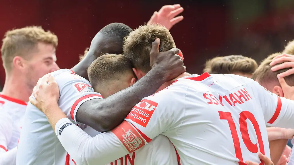 Spieler-Regensburgs-feiern-das-zweite-Tor-von-Andreas-Albers