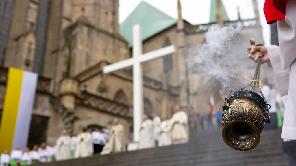 Weihrauch-wird-beim-Gottesdienst-im-Rahmen-der-Bistumswallfahrt-zum-Erfurter-Domberg-geschwenkt