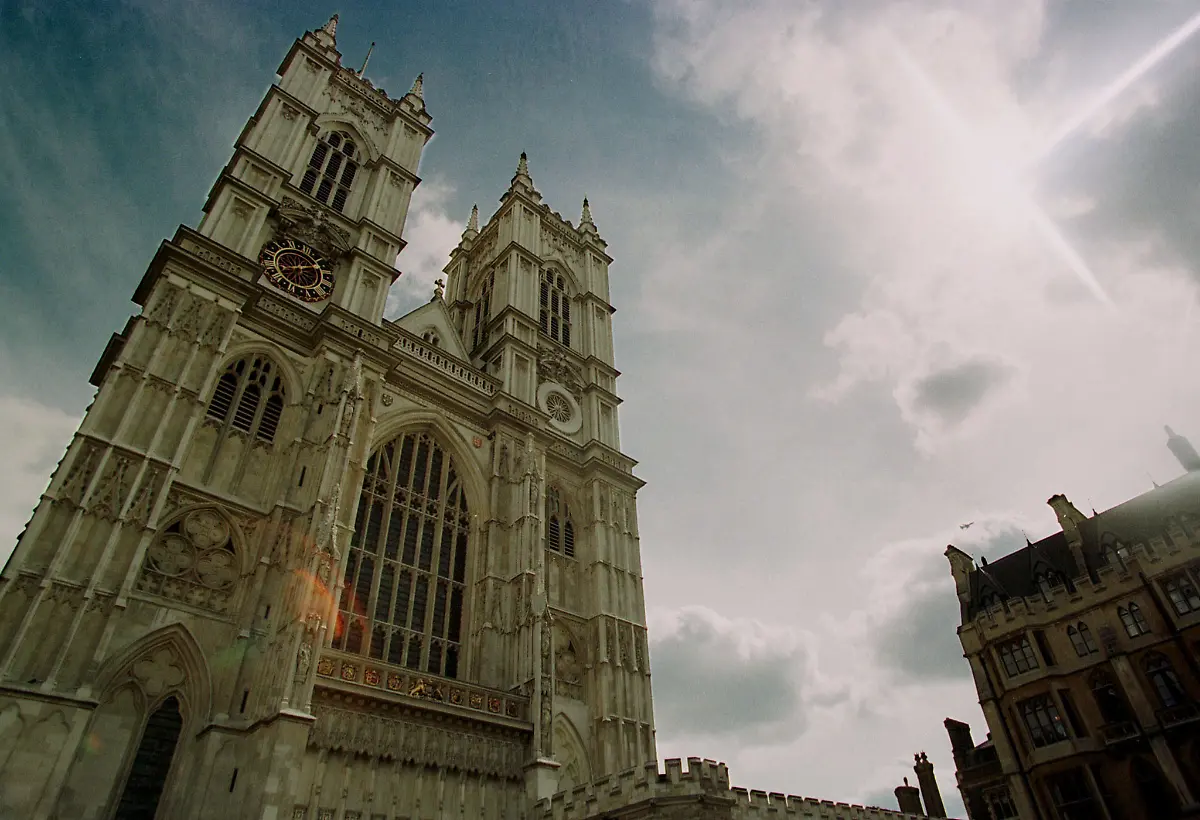 1997-09-01T120000Z-1056256330-PBEAHUMOKEC-RTRMADP-3-ROYALS