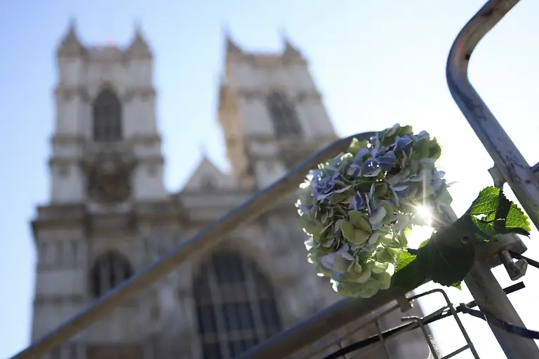 2022-09-17T092718Z-525325673-RC2XIW9V1QQH-RTRMADP-3-BRITAIN-ROYALS-QUEEN