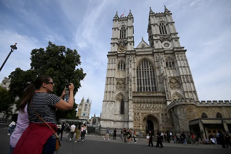 2022-09-12T152145Z-522712824-RC2RFW9HAFDN-RTRMADP-3-BRITAIN-ROYALS-QUEEN