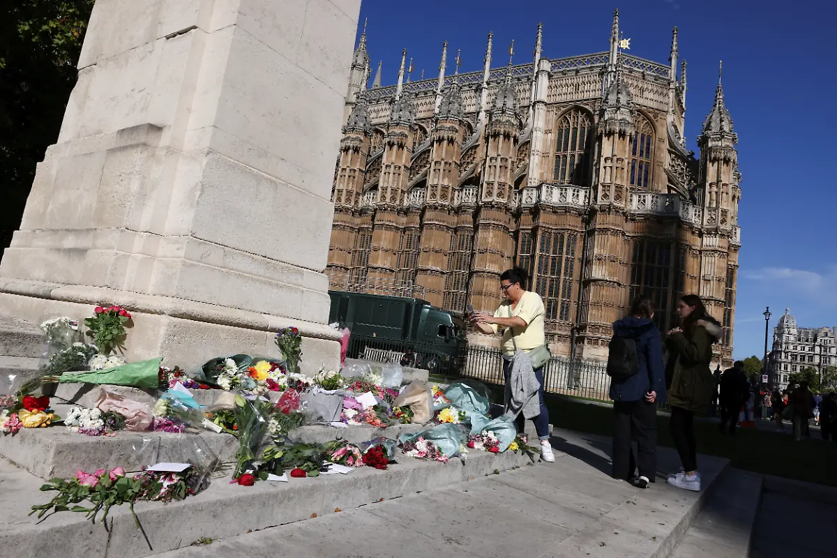 2022-09-17T102259Z-1462176186-RC2YIW9GR8SE-RTRMADP-3-BRITAIN-ROYALS-QUEEN