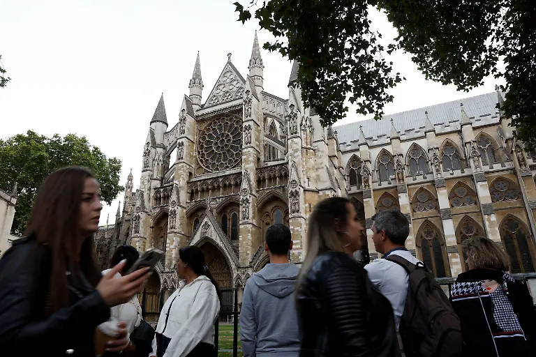 2022-09-11T175944Z-2080939009-RC25FW9GZDIF-RTRMADP-3-BRITAIN-ROYALS-QUEEN