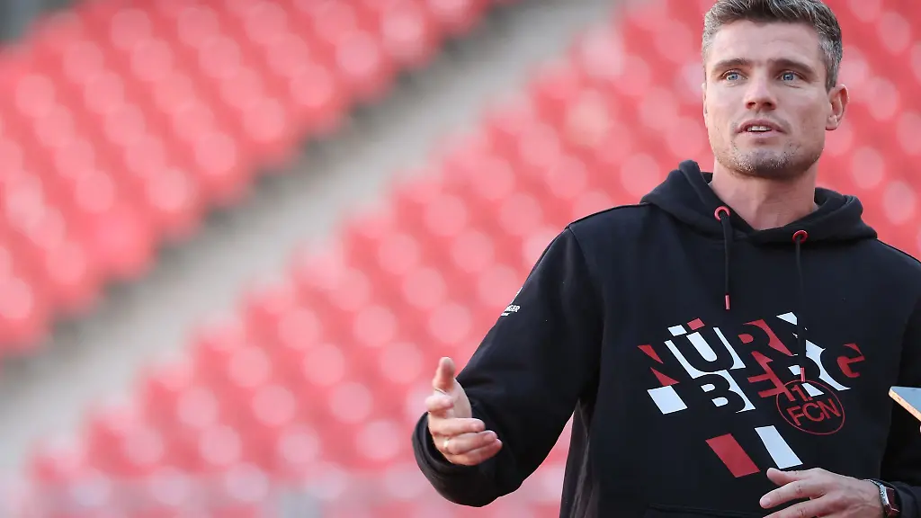 Der-Nuernberger-Trainer-Robert-Klauss-steht-vor-Spielbeginn-auf-dem-Platz