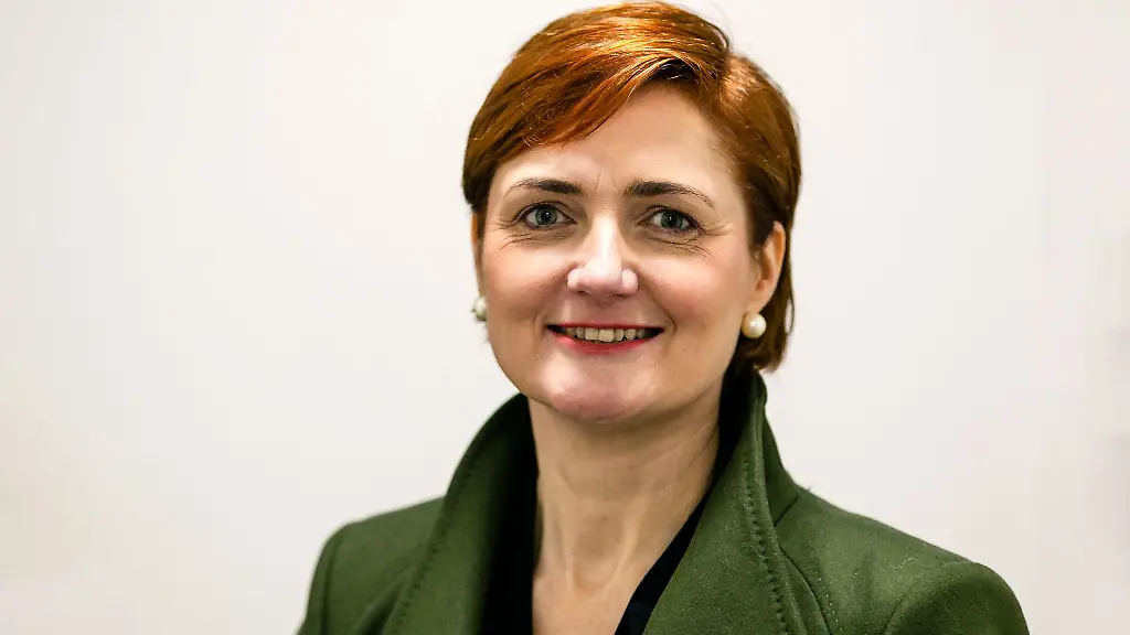 Simone-Lange-SPD-Oberbuergermeisterin-der-Stadt-Flensburg-schaut-in-die-Kamera
