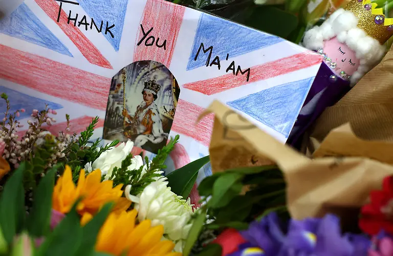 2022-09-15T171815Z-94773556-RC2PHW9UEV22-RTRMADP-3-BRITAIN-ROYALS-QUEEN