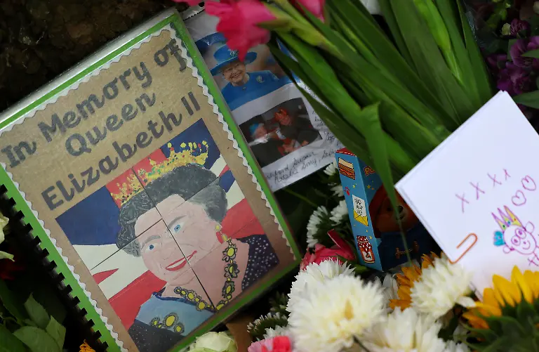 2022-09-15T163440Z-33708193-RC2PHW95VSMV-RTRMADP-3-BRITAIN-ROYALS-QUEEN