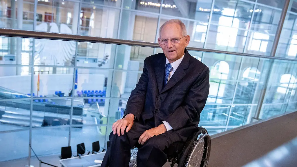 Wolfgang-Schaeuble-CDU-damaliger-Bundestagspraesident-blickt-in-die-Kamera