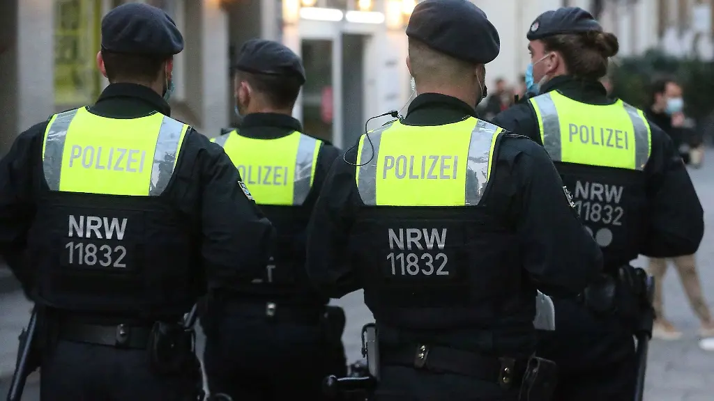 Polizisten-einer-Hundertschaft-gehen-in-der-Duesseldorfer-Altstadt-Streife