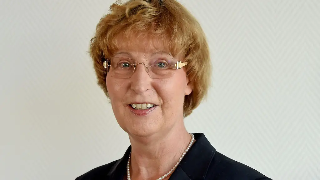 Martina-Wenker-Praesidentin-der-Aerztekammer-Niedersachsen-schaut-in-die-Kamera