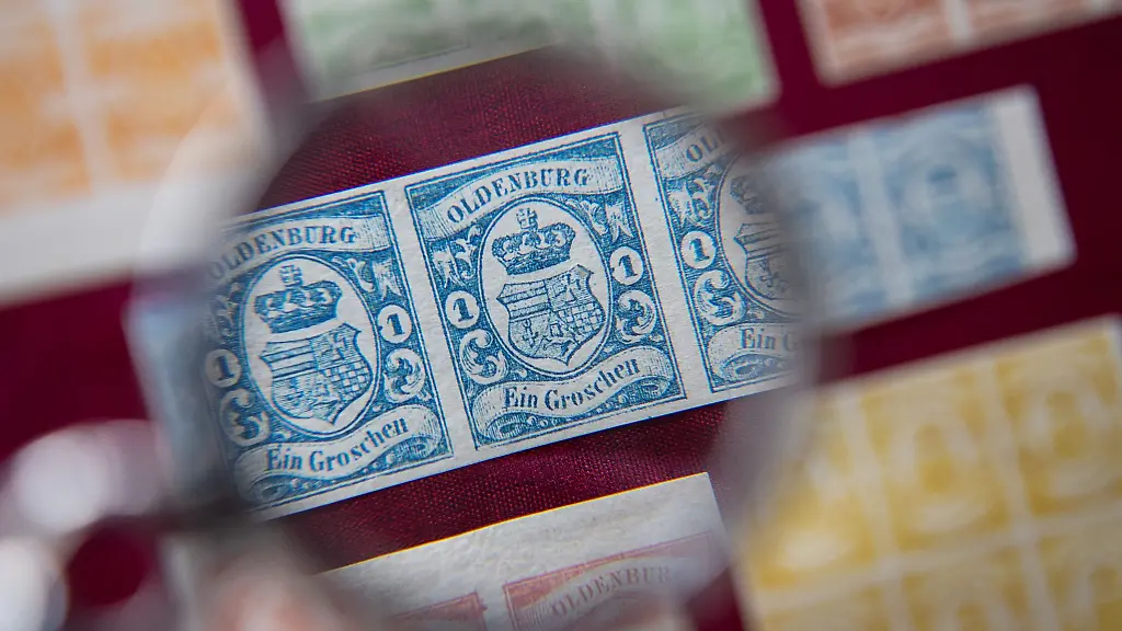Briefmarken-bekannt-als-Die-Supereinheiten-aus-dem-Sammelgebiet-Oldenburg-Startgebot-250-000-Euro-liegen-unter-einer-Lupe