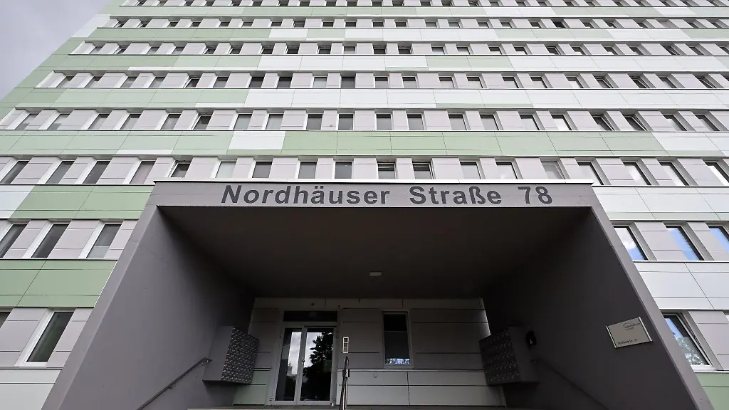 Nordhaeuser-Strasse-78-steht-auf-dem-Eingang-vor-einem-Studentenwohnheim
