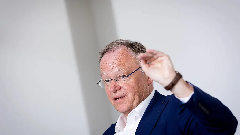 Niedersachsens-Ministerpraesident-Stephan-Weil-SPD-gibt-ein-Interview