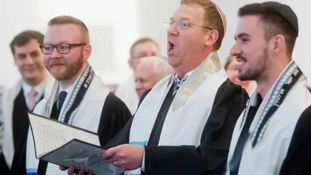 Assaf-Levitin-M-bei-einer-Rabbinerordinationsfeier-in-der-Synagoge-der-Liberalen-Juedischen-Gemeinde-in-Hannover