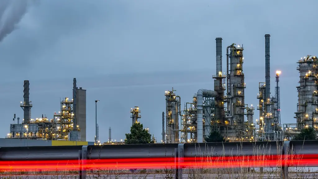 Die-Raffinerie-in-Leuna-im-Saalekreis