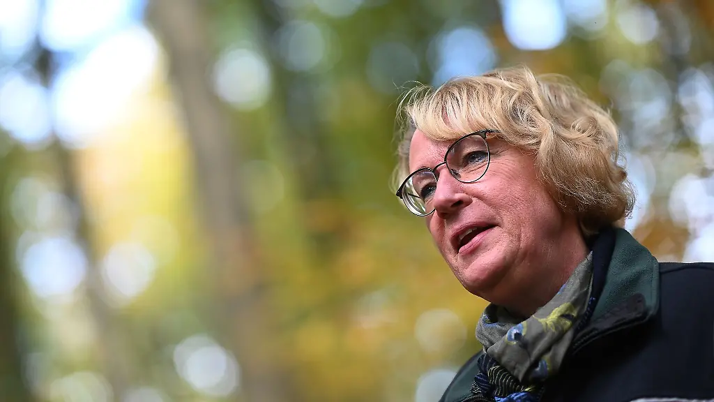 Barbara-Otte-Kinast-spricht-bei-einem-Rundgang-im-Wildnisgebiet-Solling