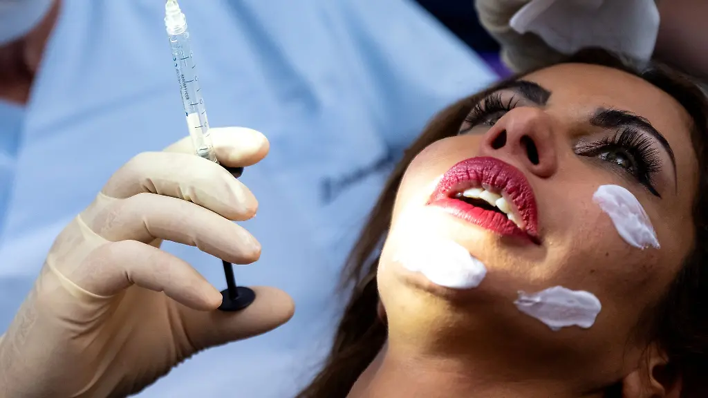 Werner-Mang-Leiter-der-Bodenseeklinik-in-Lindau-spritzt-Janina-Youssefian-Model-Hyaluronsaeure