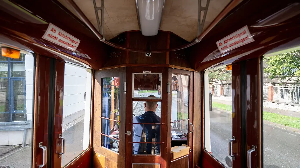 Strassenbahnfahrer-Andreas-Kneist-steuert-einen-Triebwagen-vom-Typ-Lowa-ET50-Baujahr-1955-durch-die-Stadt