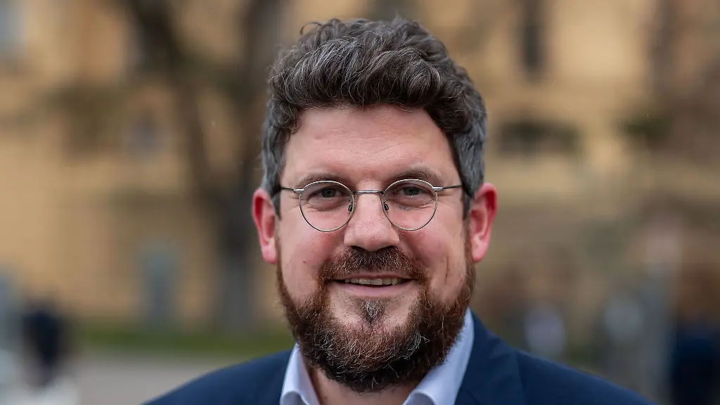 Julian-Barlen-beim-Fototermin-vor-dem-Schloss