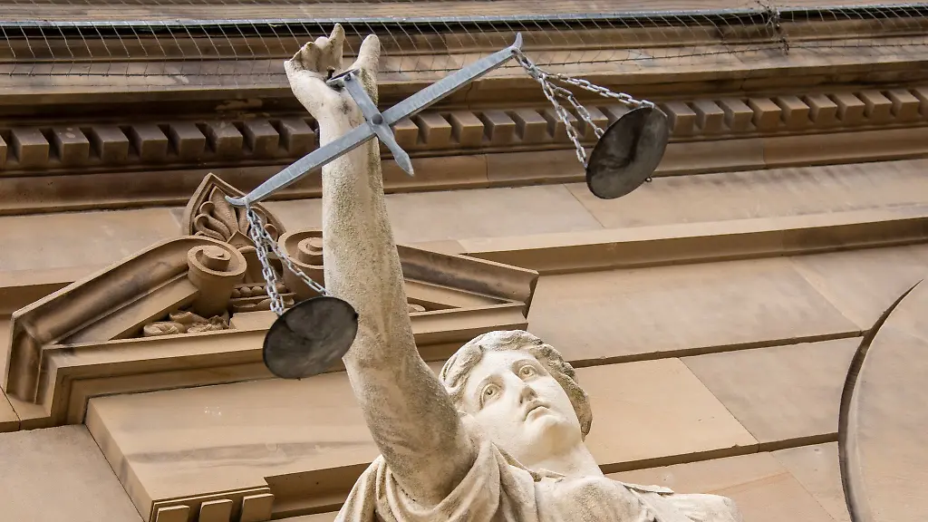 Eine-Statue-der-Justitia-haelt-eine-Waagschale